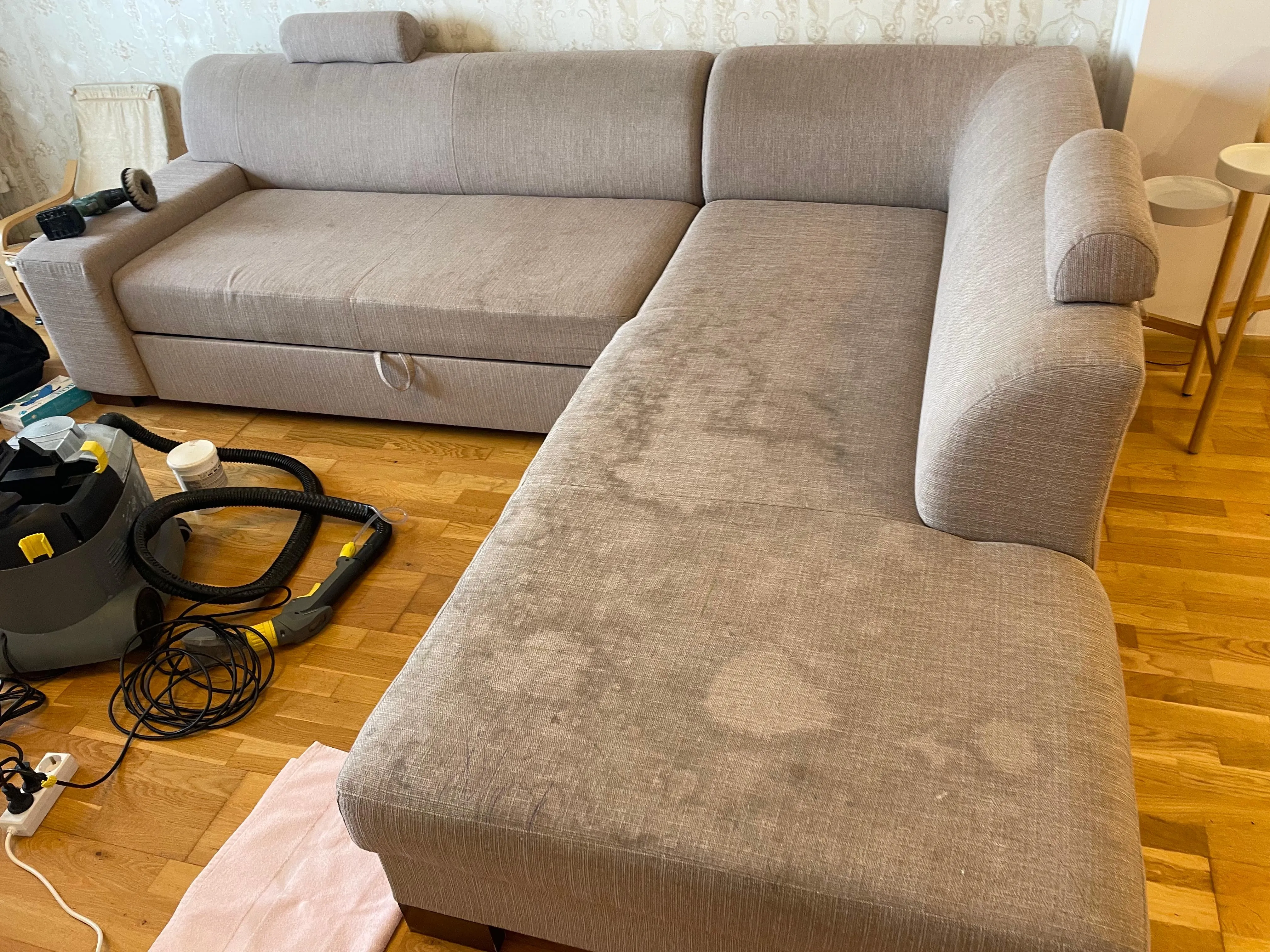 Curățenie după constructor într-un spațiu renovat