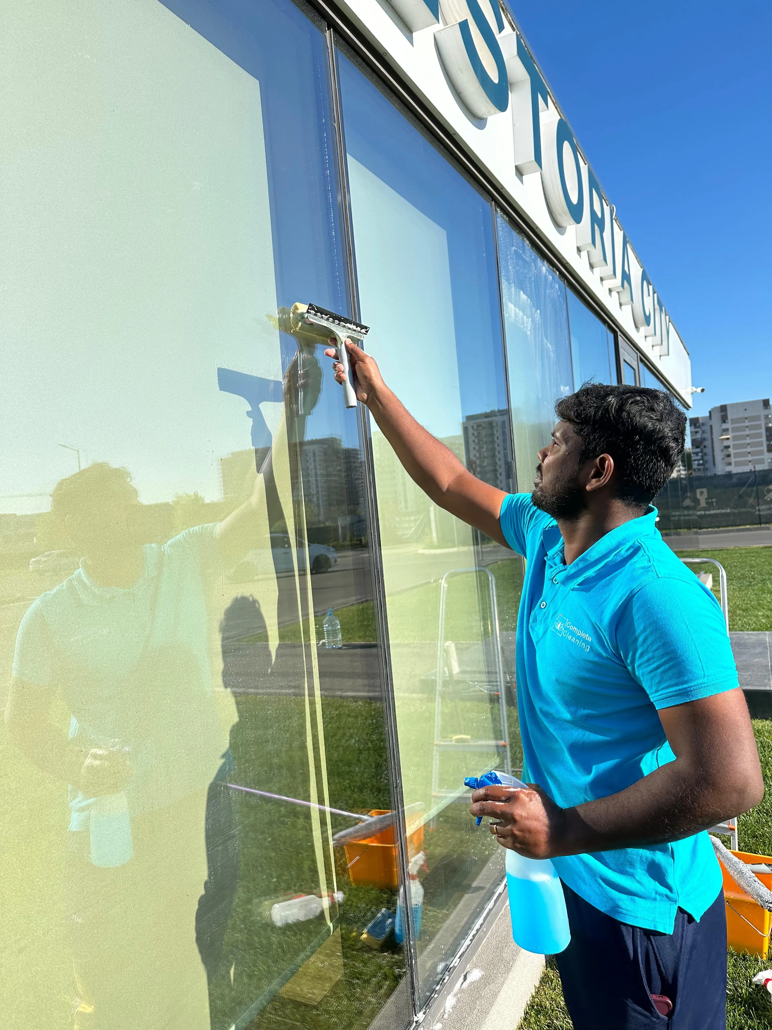 Curățare geamuri și suprafețe vitrate