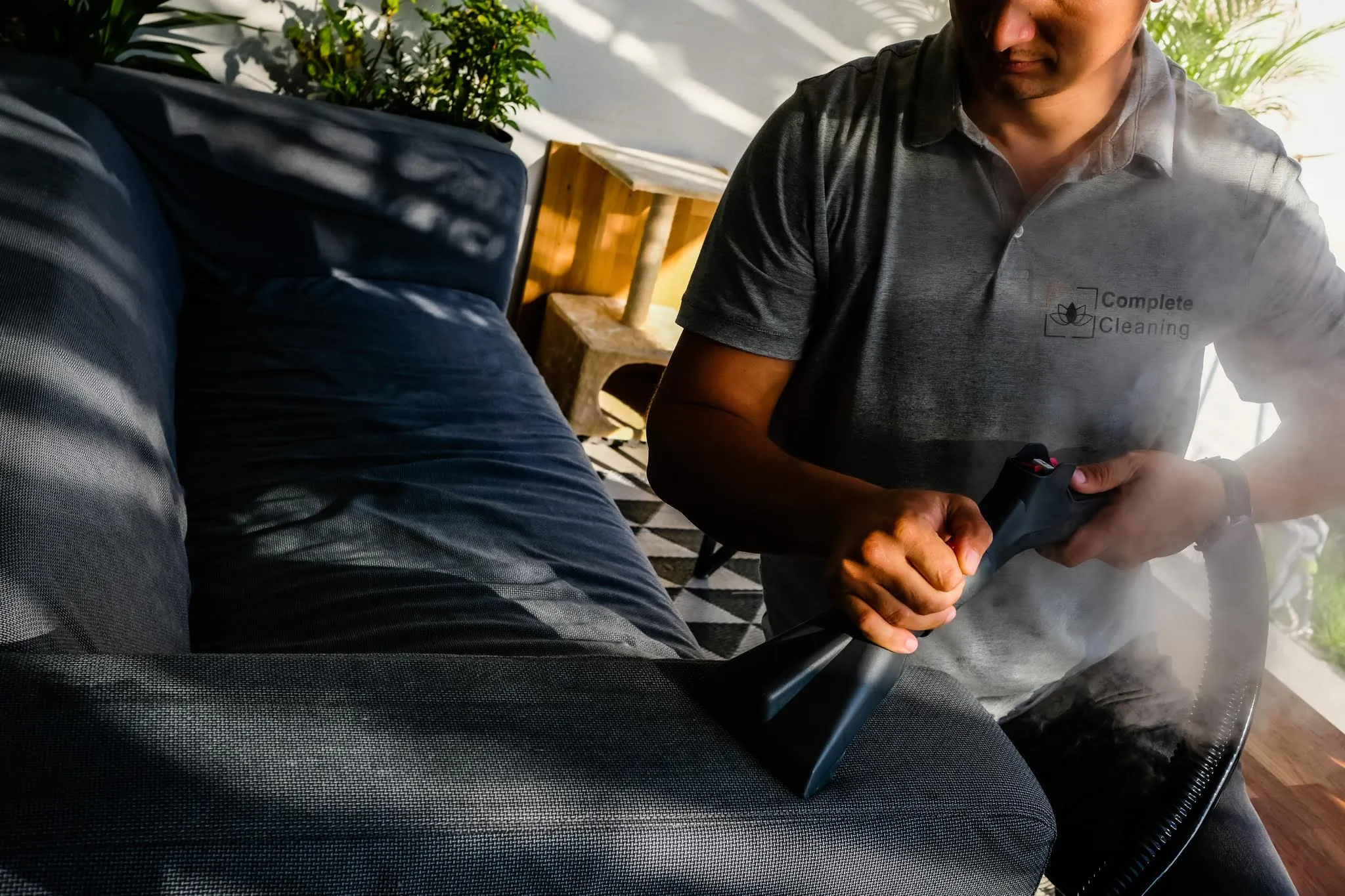 Membri ai echipei Complete Cleaning în intervenție