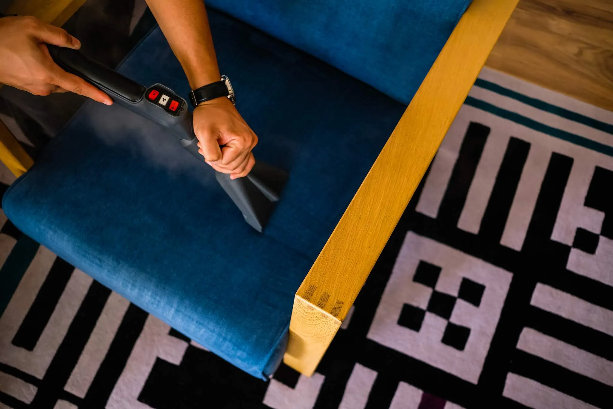 Curățare canapele și textile în cadrul unei intervenții Complete Cleaning