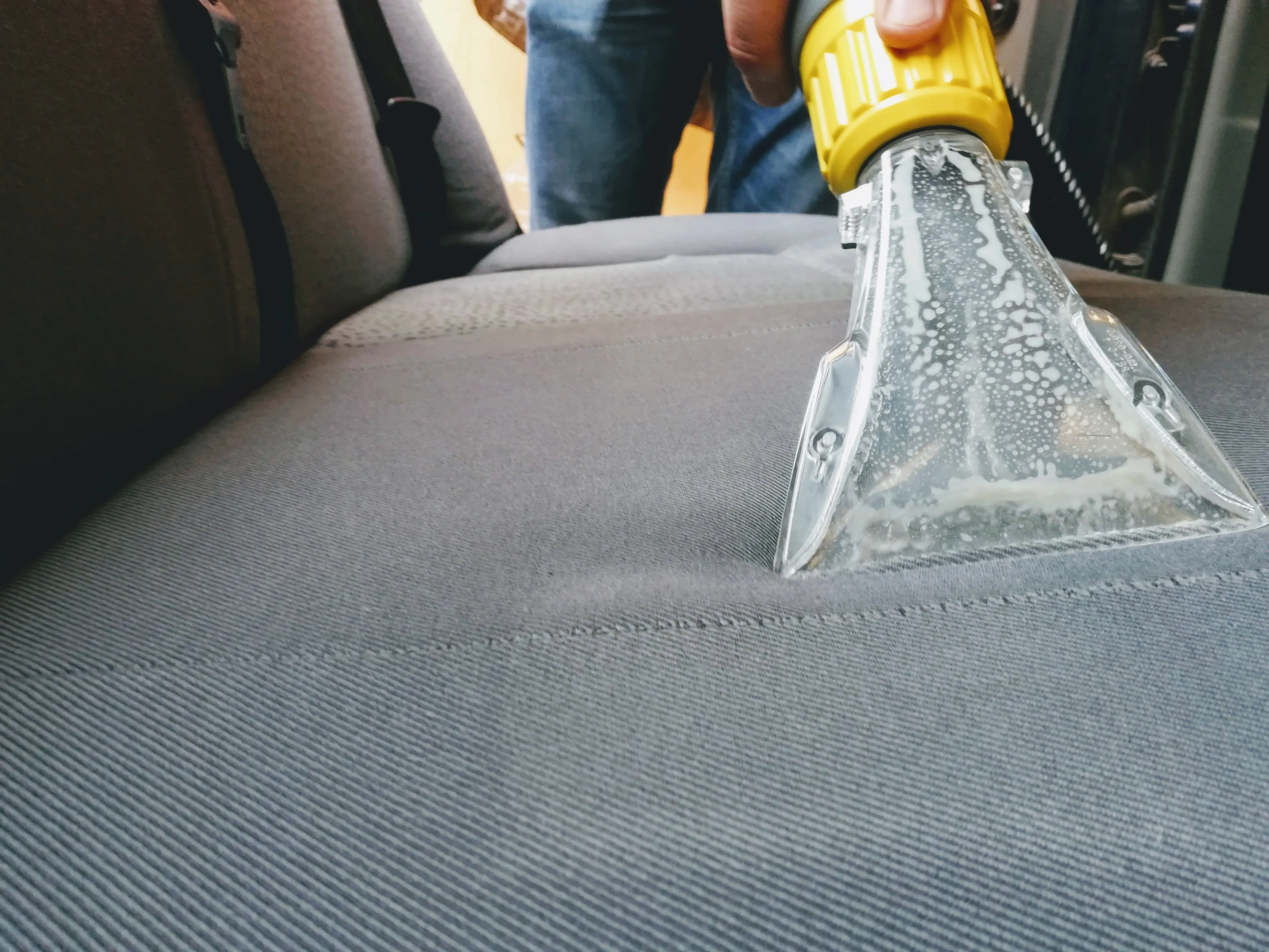 Curățare și igienizare tapițerii auto